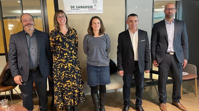 Christophe Zugaj, directeur communication et affaires publiques (à g.), Marie Aubelé, chef de marché grandes cultures, Aurélie Morin, global marketing, projects manager pour les produits de protection des plantes, Jean-Marc Saurel, global marketing, projects manager pour les adjuvants, et Frédéric Pagès, chef de marché adjuvants, lors de la présentation à la presse des deux nouvelles innovations de De Sangosse, le 16 novembre, à Paris. © L. PETIT